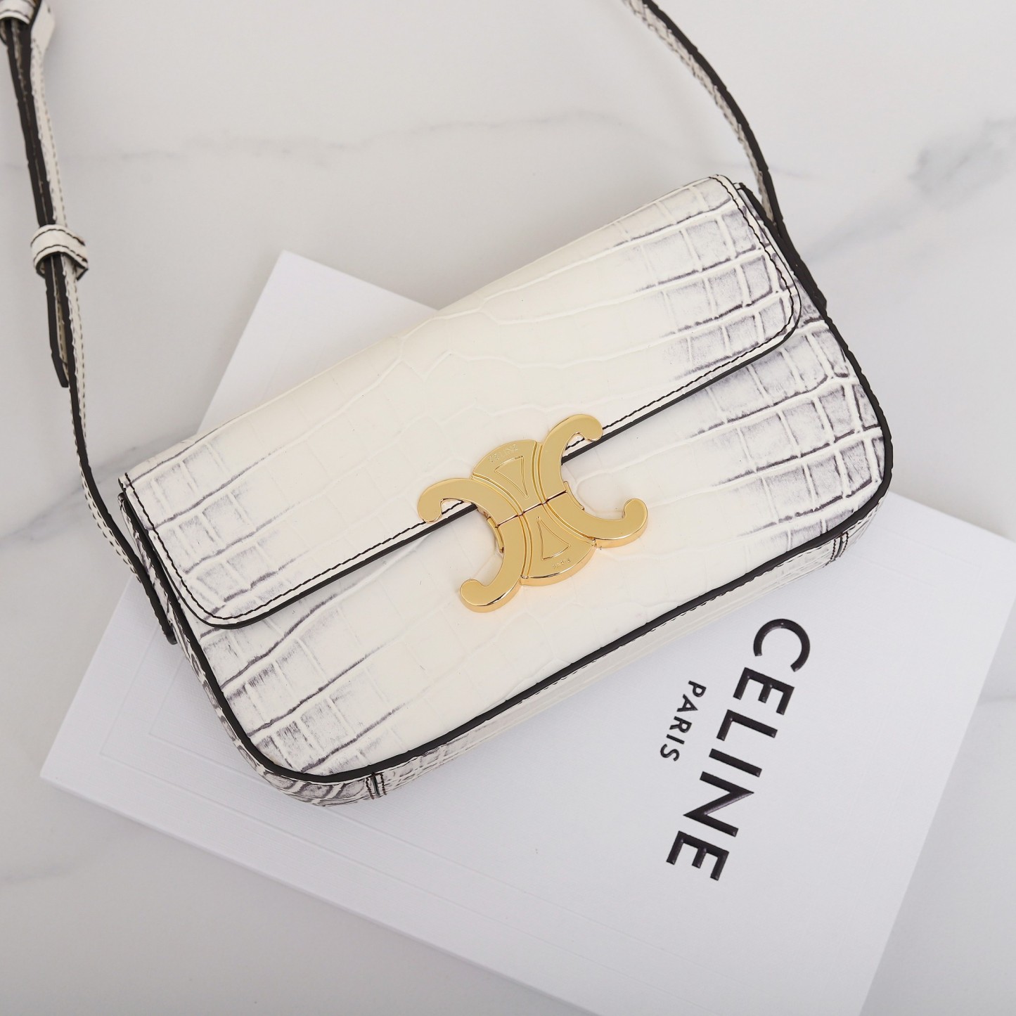 セリーヌ「Celine」Triomphe エンボスドクロコダイルレザー ショルダーバッグ