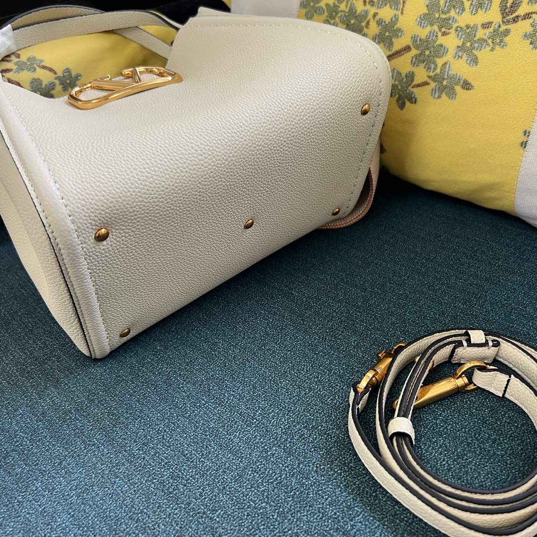 ヴァレンティノ「Valentino」ガラヴァーニ オールタイム レザー ショルダーバッグ