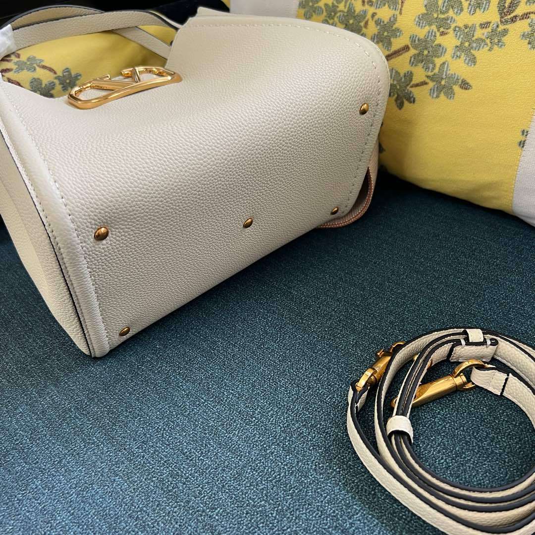 ヴァレンティノ「Valentino」ガラヴァーニ オールタイム レザー ショルダーバッグ