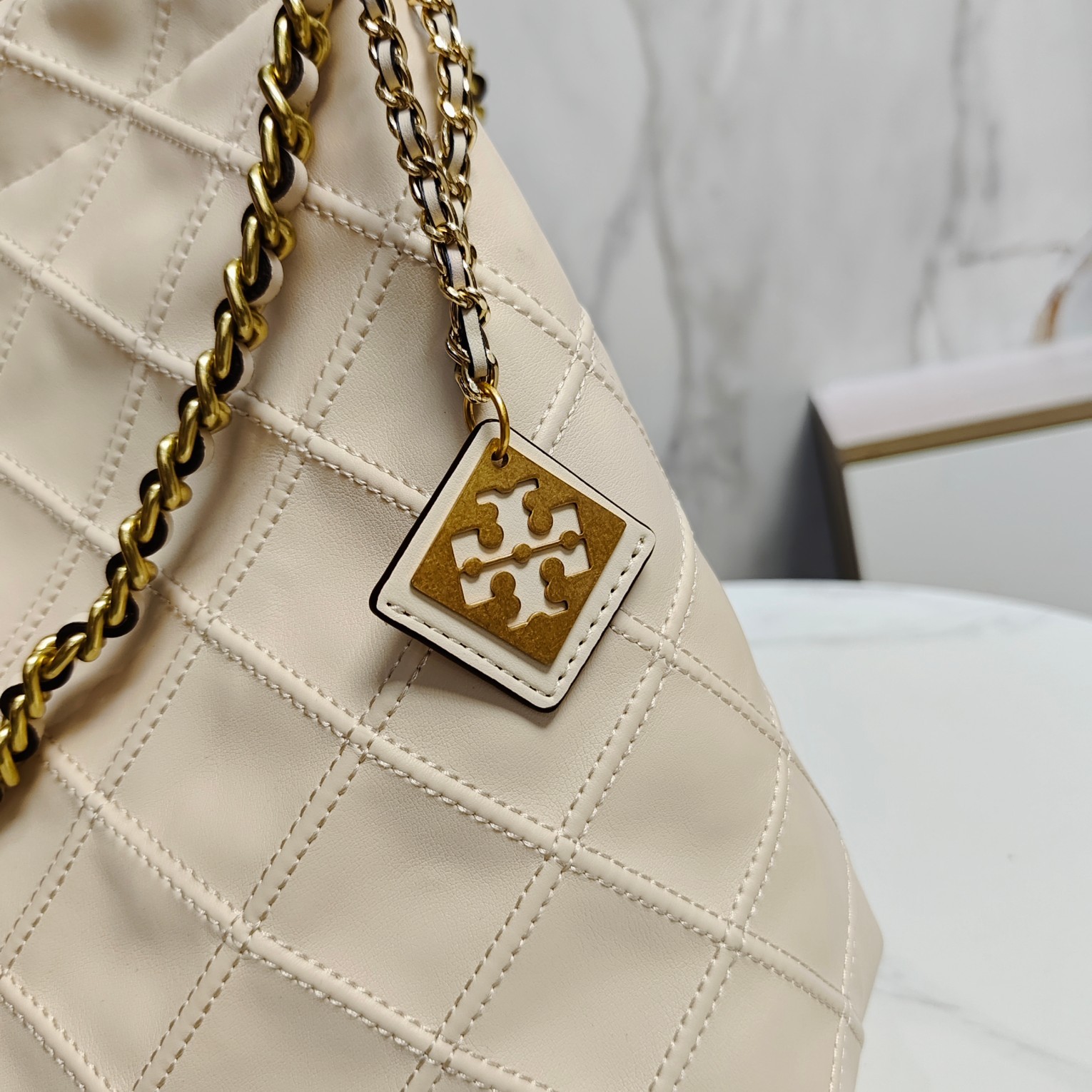 トリー バーチ「Tory Burch」 FLEMING SOFT 抽繩ショルダーバッグ