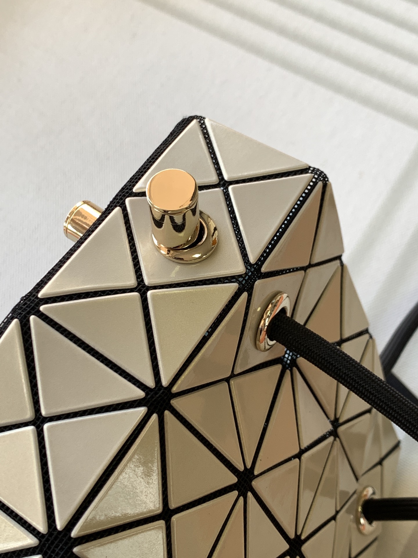 イッセイ・ミヤケ「Issey Miyake」限定 レーザー クリームイエロー ミニ バケットバッグ