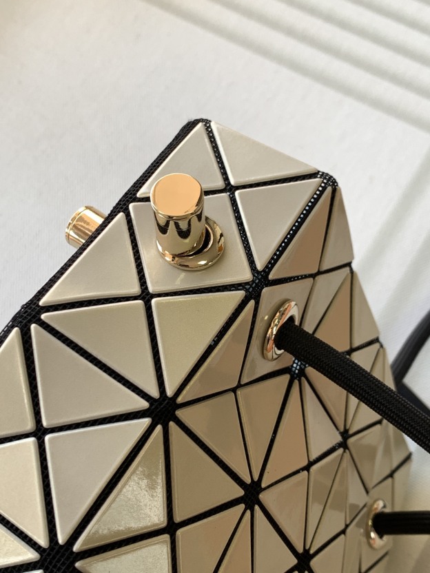 イッセイ・ミヤケ「Issey Miyake」限定 レーザー クリームイエロー ミニ バケットバッグ