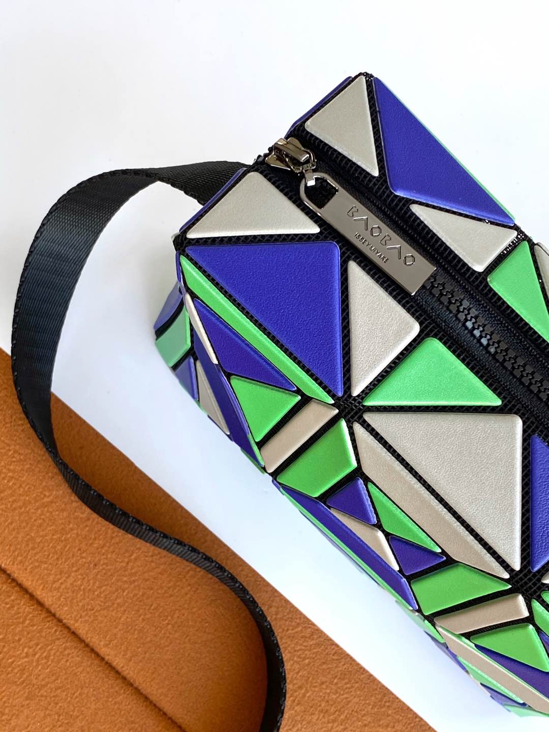 イッセイ・ミヤケ「Issey Miyake」BAO BAO LUCENT 6×6 トートバッグ