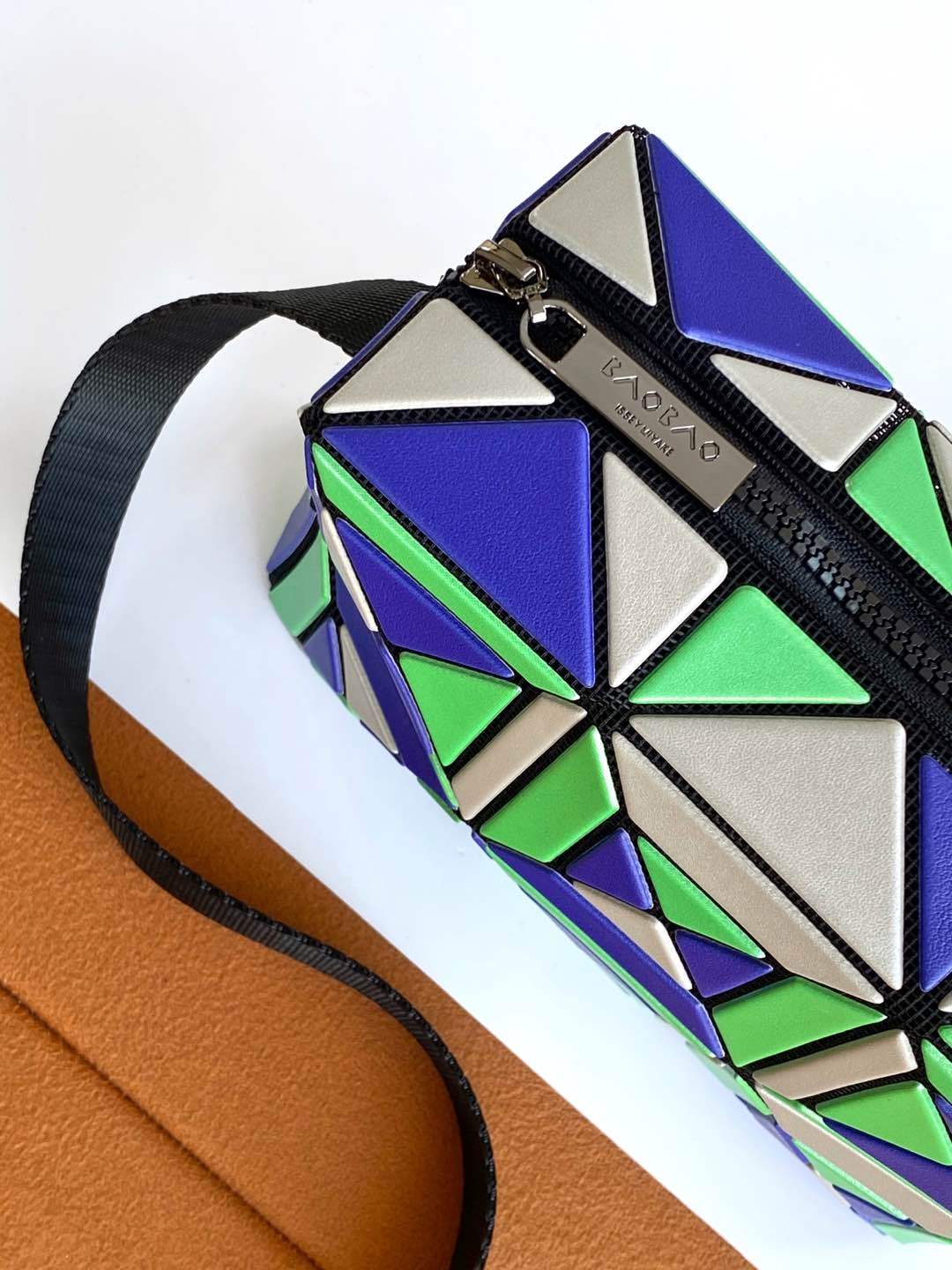 イッセイ・ミヤケ「Issey Miyake」BAO BAO LUCENT 6×6 トートバッグ