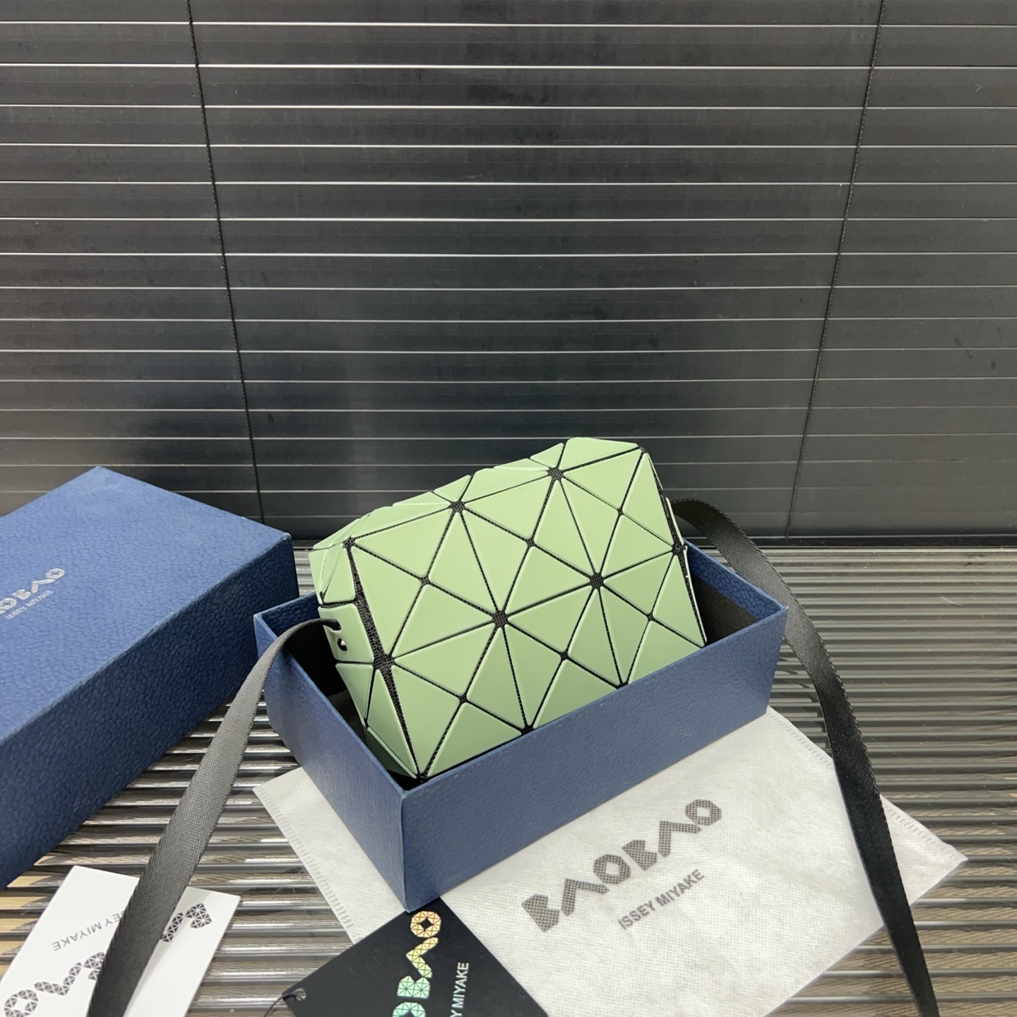 イッセイ・ミヤケ「Issey Miyake」Geometric カメラバッグ