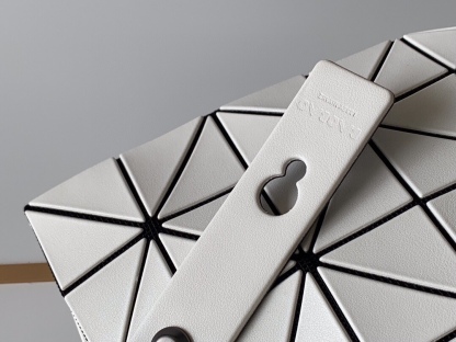 イッセイ・ミヤケ「Issey Miyake」BAO BAO LUCENT 6×6 トートバッグ