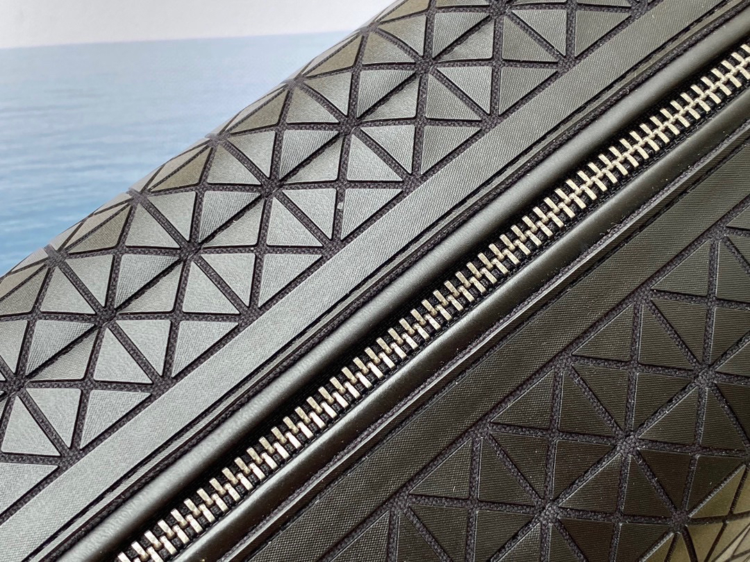 イッセイ・ミヤケ「Issey Miyake」KURO サドルバッグ