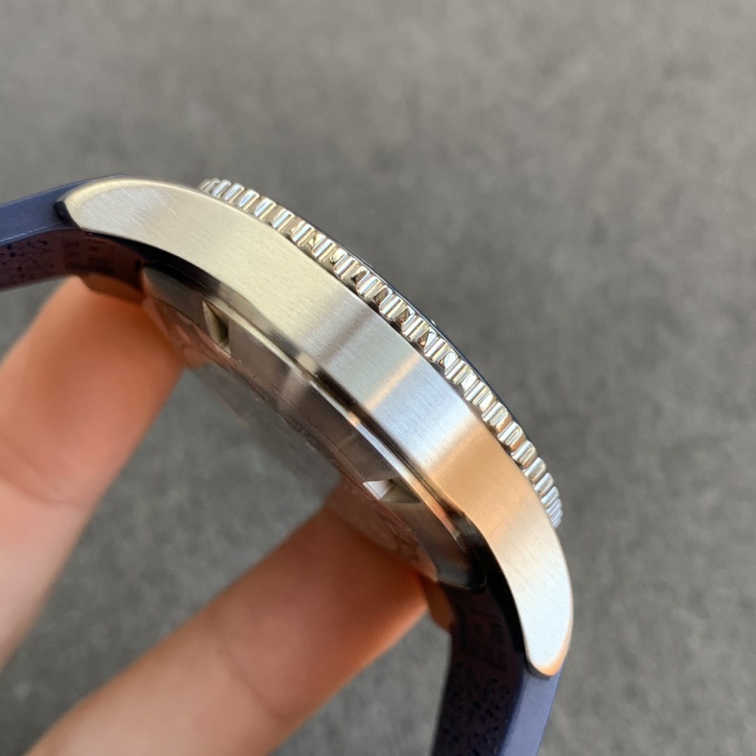 ロンジン「Longines」HydroConquestセラミックベゼル アイスブルー文字盤 メンズウォッチ41MM