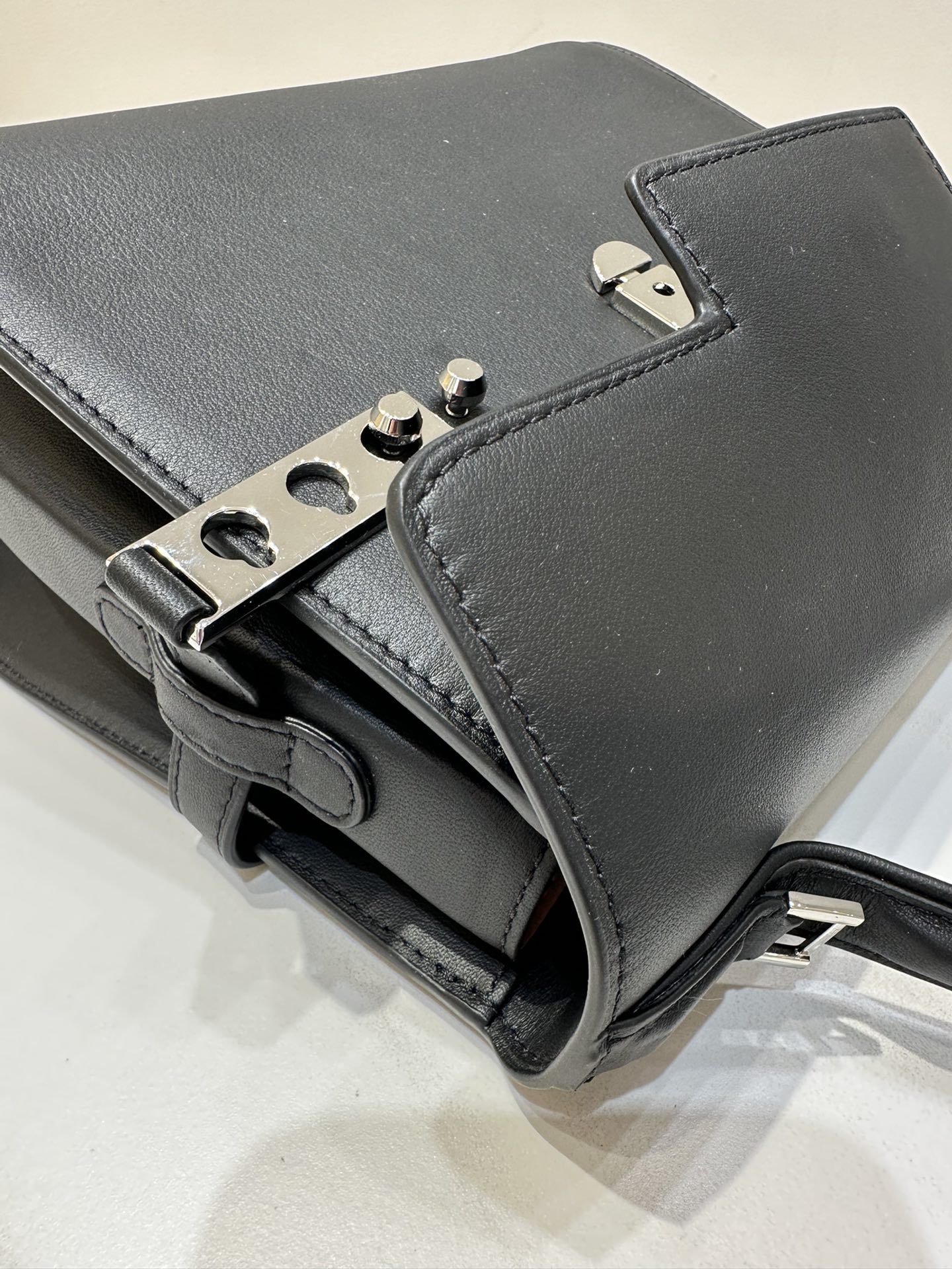 デルヴォー「Delvaux」Tempete MM 牛頸紋レザー ショルダーバッグ