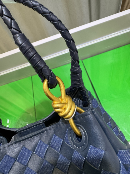 ボッテガ・ヴェネタ「Bottega Veneta」2024早秋 Andiamo Parachute ショルダーバッグ