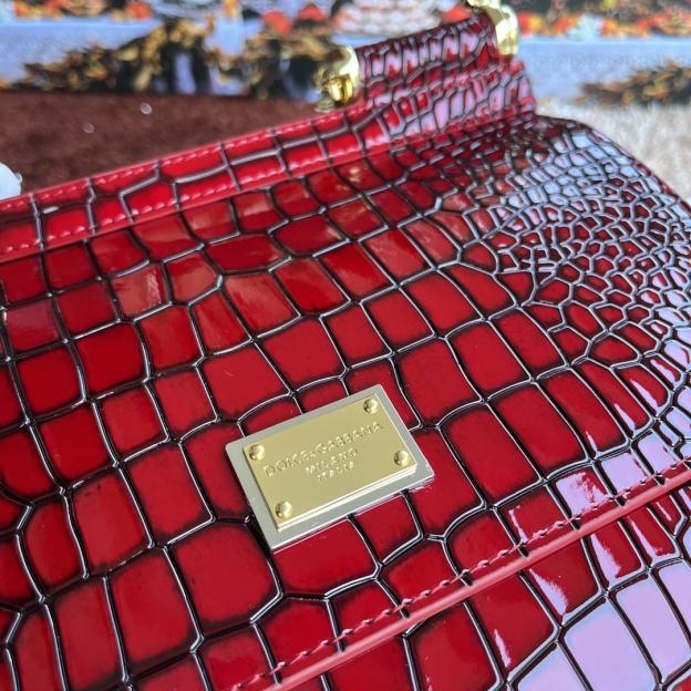 ドルチェ・アンド・ガッバーナ「D&G」エンボスレザー ショルダーバッグ