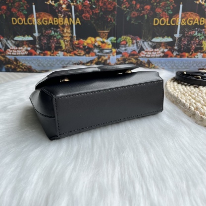 ドルチェ・アンド・ガッバーナ「D&G」 キルティングロゴ レザークロスボディバッグ
