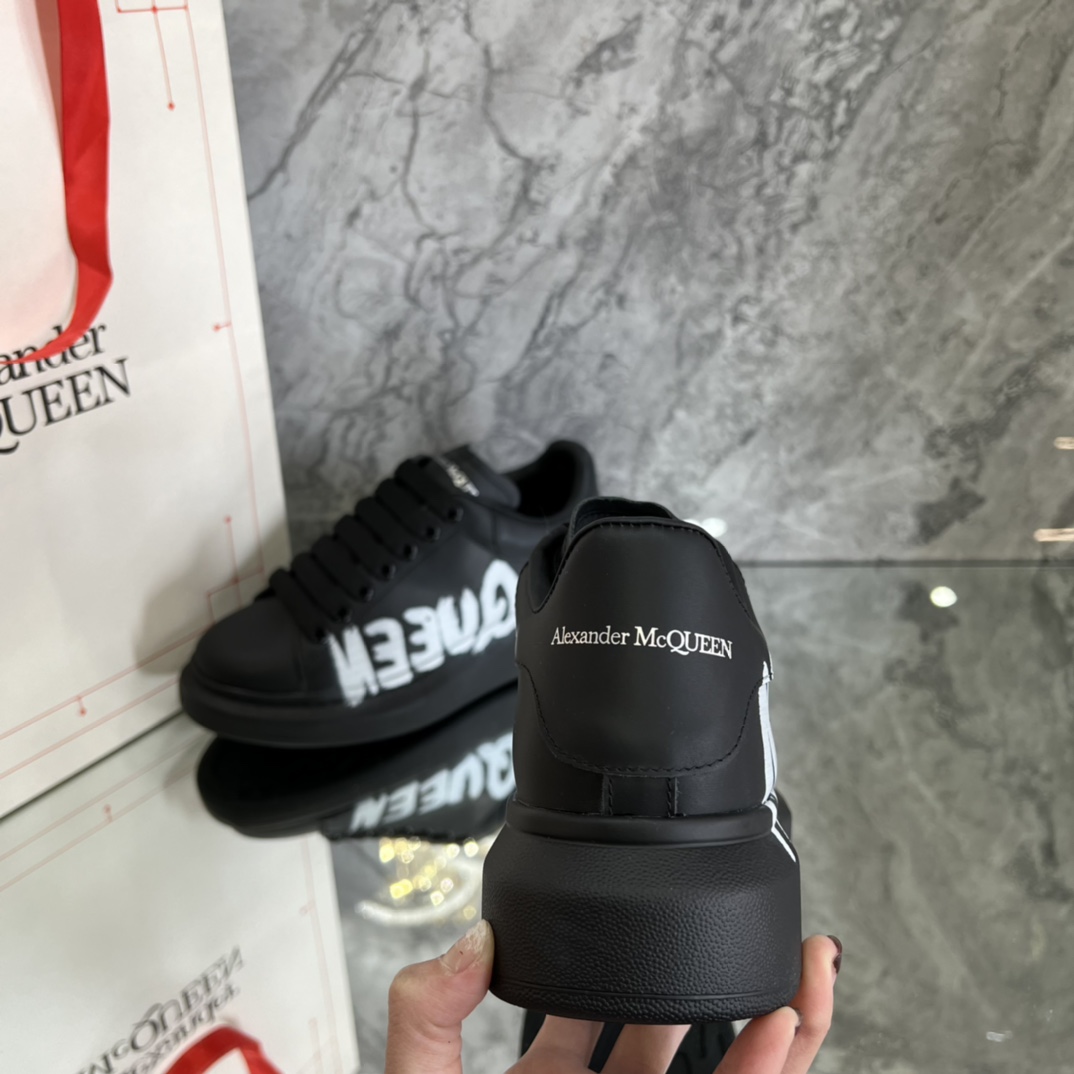 アレキサンダー・マックイーン［Alexander McQueen］Oversized Sneaker "Silk-Gloss Leather" スニーカー