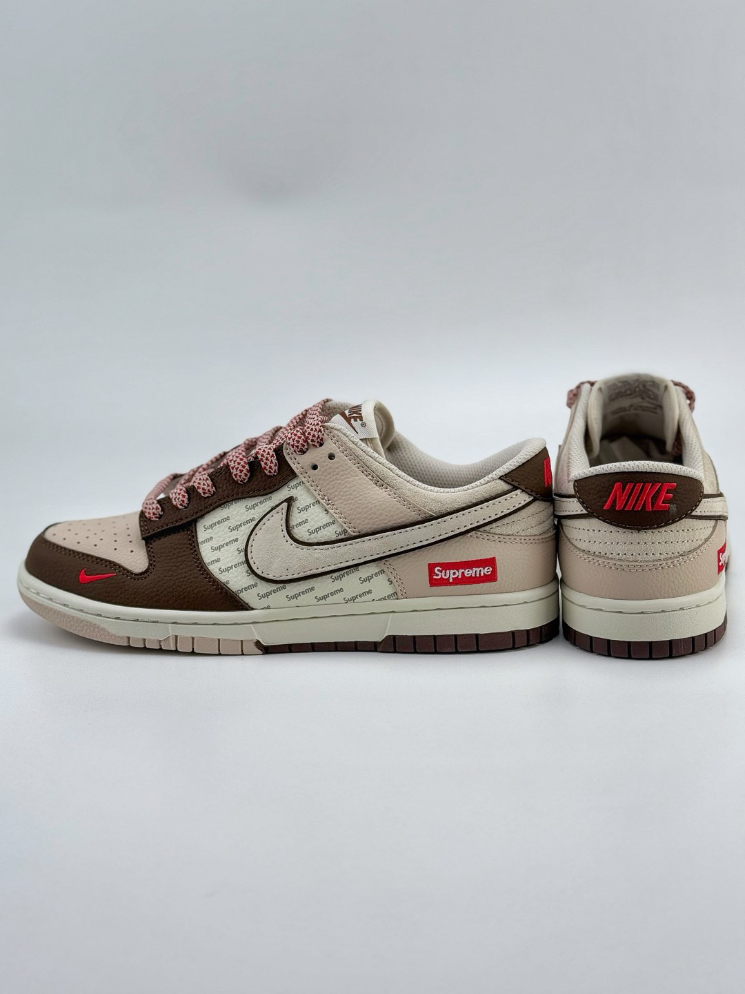 「コラボモデル」NIKE SB DUNK LOW x SUPREME "WHITE/BEIGE/RED STARRY" スケートシューズ