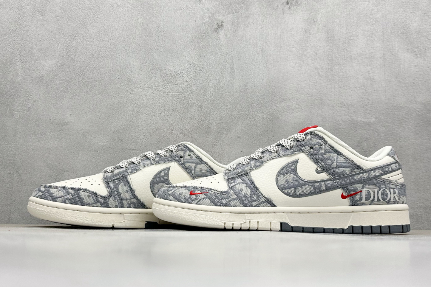 「コラボモデル」Dior x Nike SB Dunk Low "White Ink Blue" スニーカー