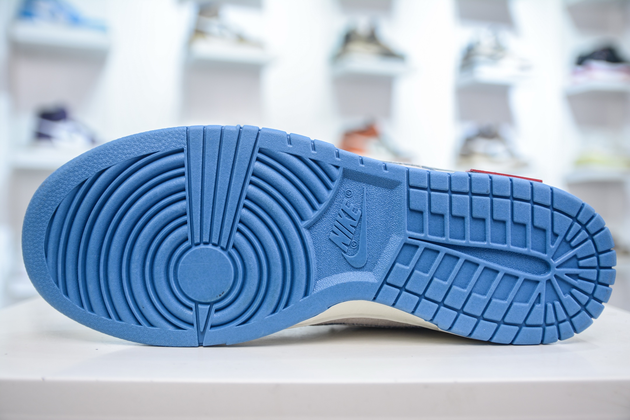 「コラボモデル」Supreme x Nike SB Dunk Low Pro QS "Triple Mini Swoosh"