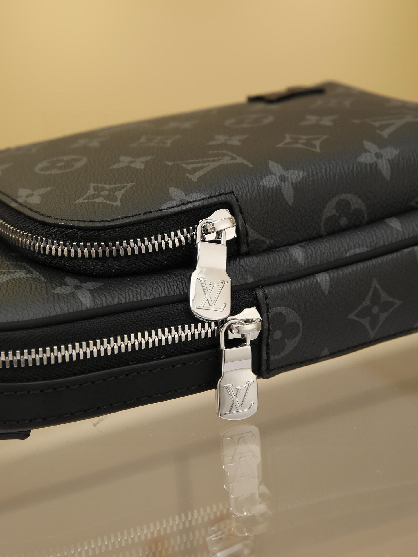 ルイ・ヴィトン「Louis Vuitton」Avenue モノグラム・エクリプス スモール ショルダーバッグ