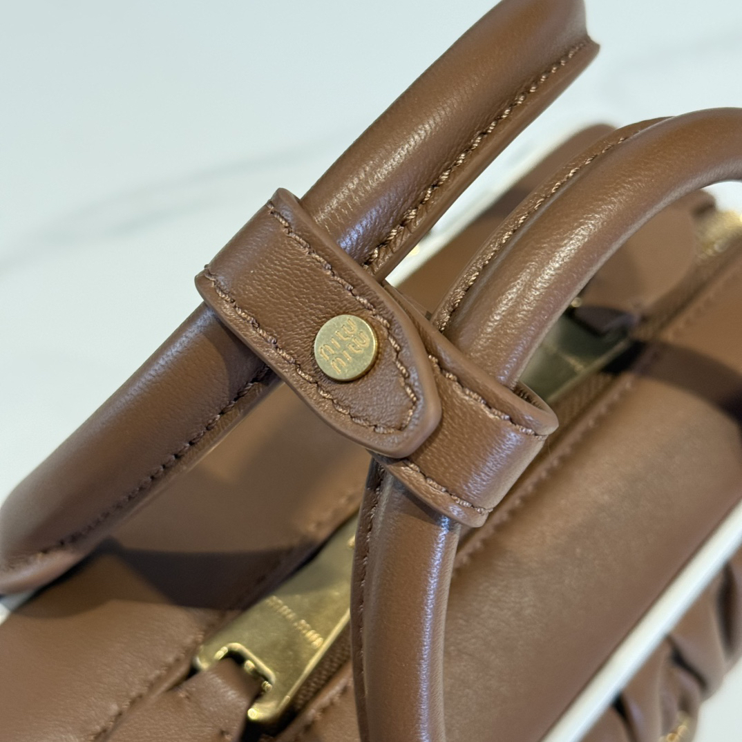 ミュウミュウ「Miu Miu」ヒツジ革の木目がレトロな小さめのバッグです