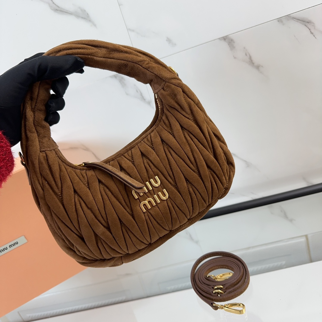 ミュウミュウ「Miu Miu」ワンダー マトラッセ スエードバッグ