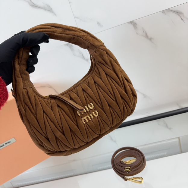 ミュウミュウ「Miu Miu」ワンダー マトラッセ スエードバッグ