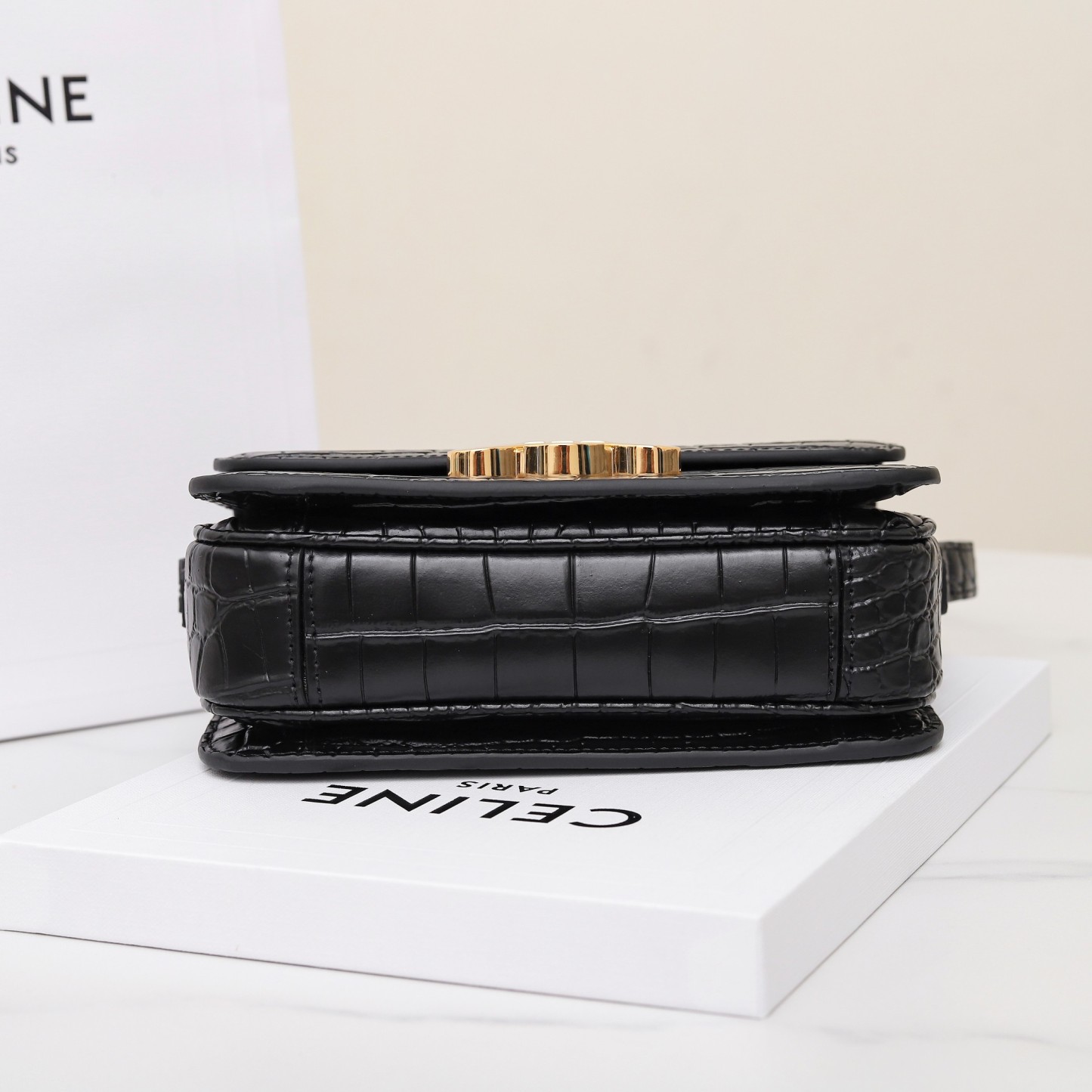 セリーヌ「Celine」クロコダイルエンボス トリアンンフ ショルダーバッグ
