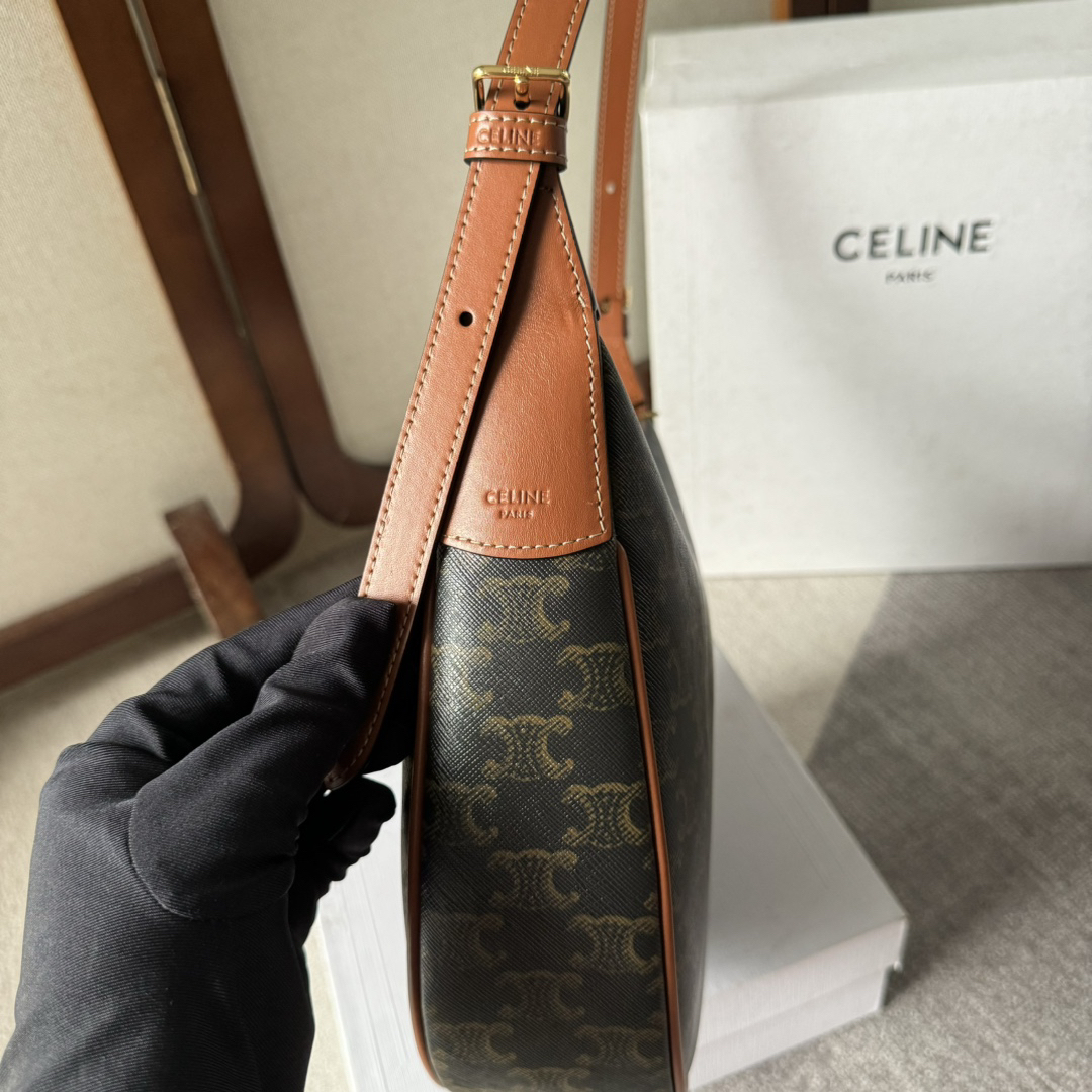 セリーヌ「Celine」エロイーズ・トリアンフ スモールレザーショルダーバッグ