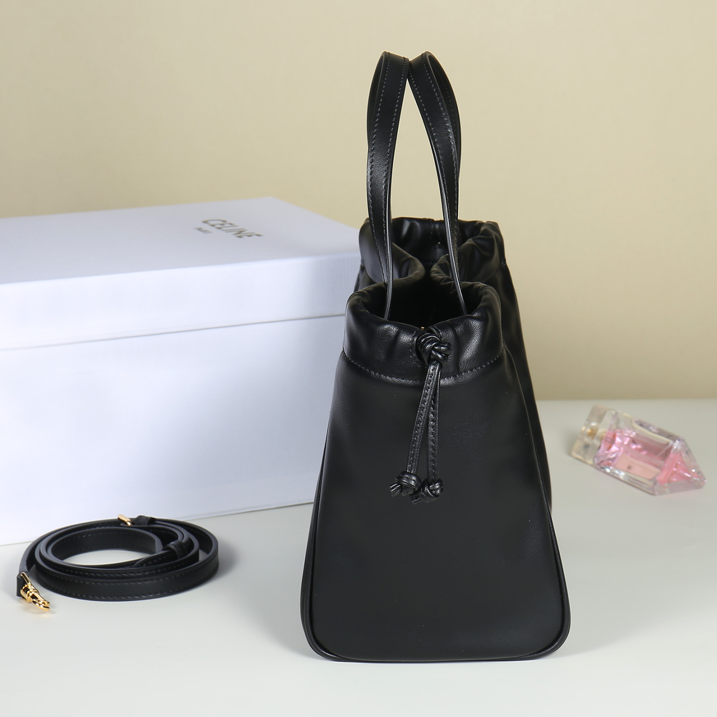 セリーヌ「Celine」トリアンンフ スムースレザー ドローストリングバッグ