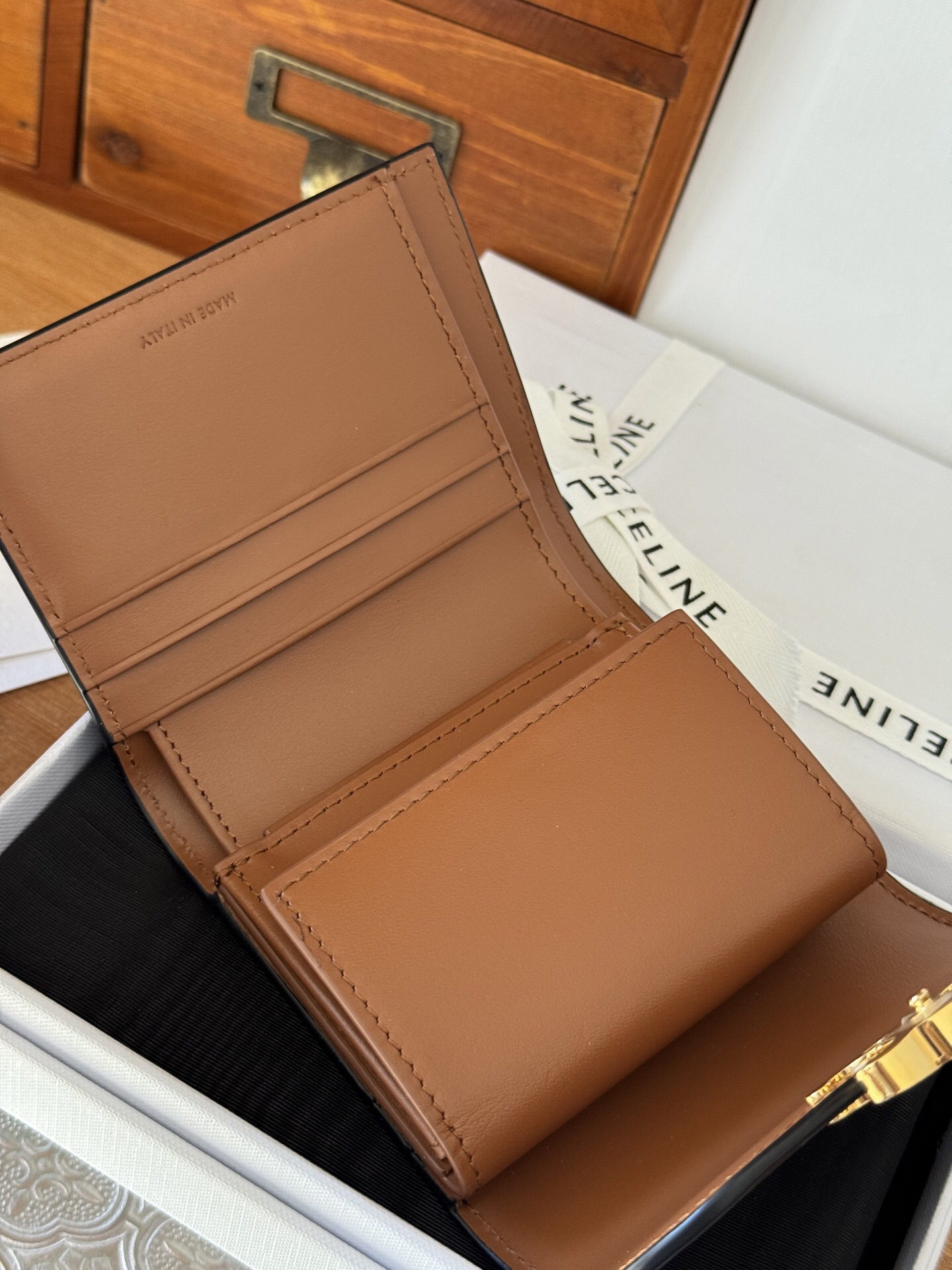 セリーヌ「Celine」 トリアンンフ スムースレザー コンコンパクトウォレット