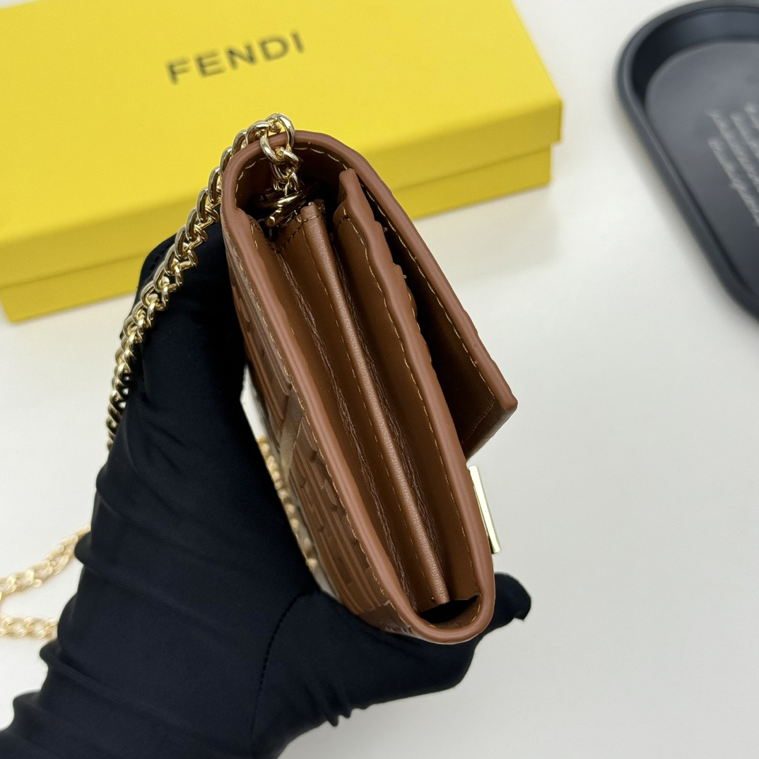 フェンディ「Fendi」マルチファンクション チェーンウォレット