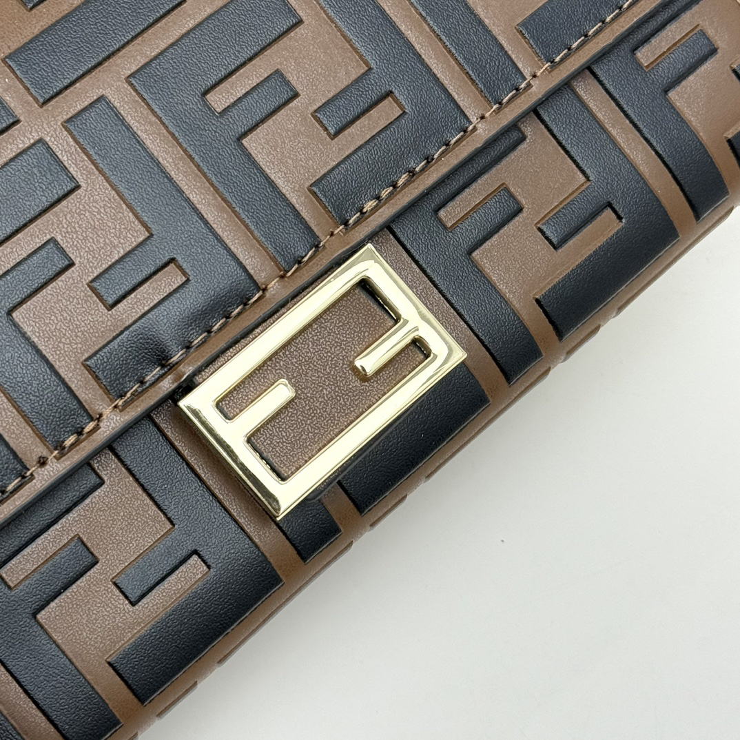フェンディ「Fendi」マルチファンクション チェーンウォレット
