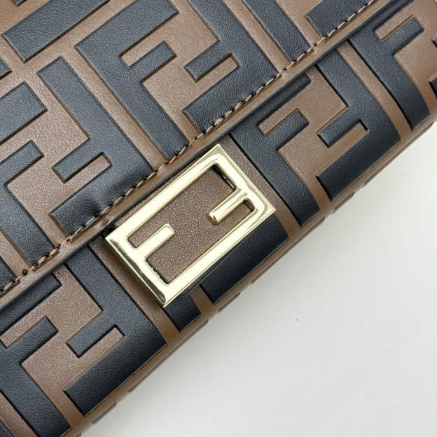 フェンディ「Fendi」マルチファンクション チェーンウォレット
