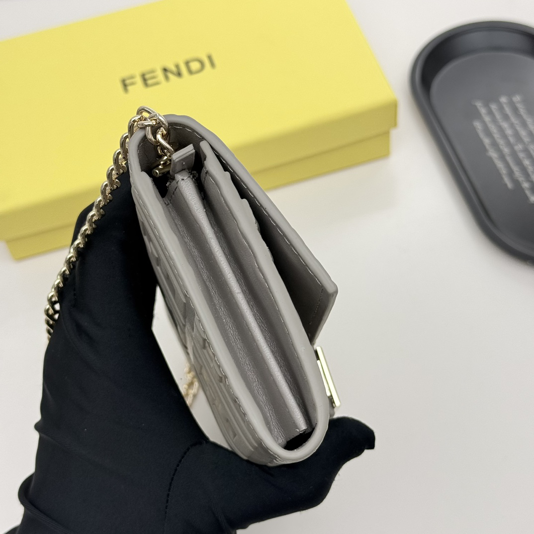 フェンディ「Fendi」マルチファンクション チェーンウォレット