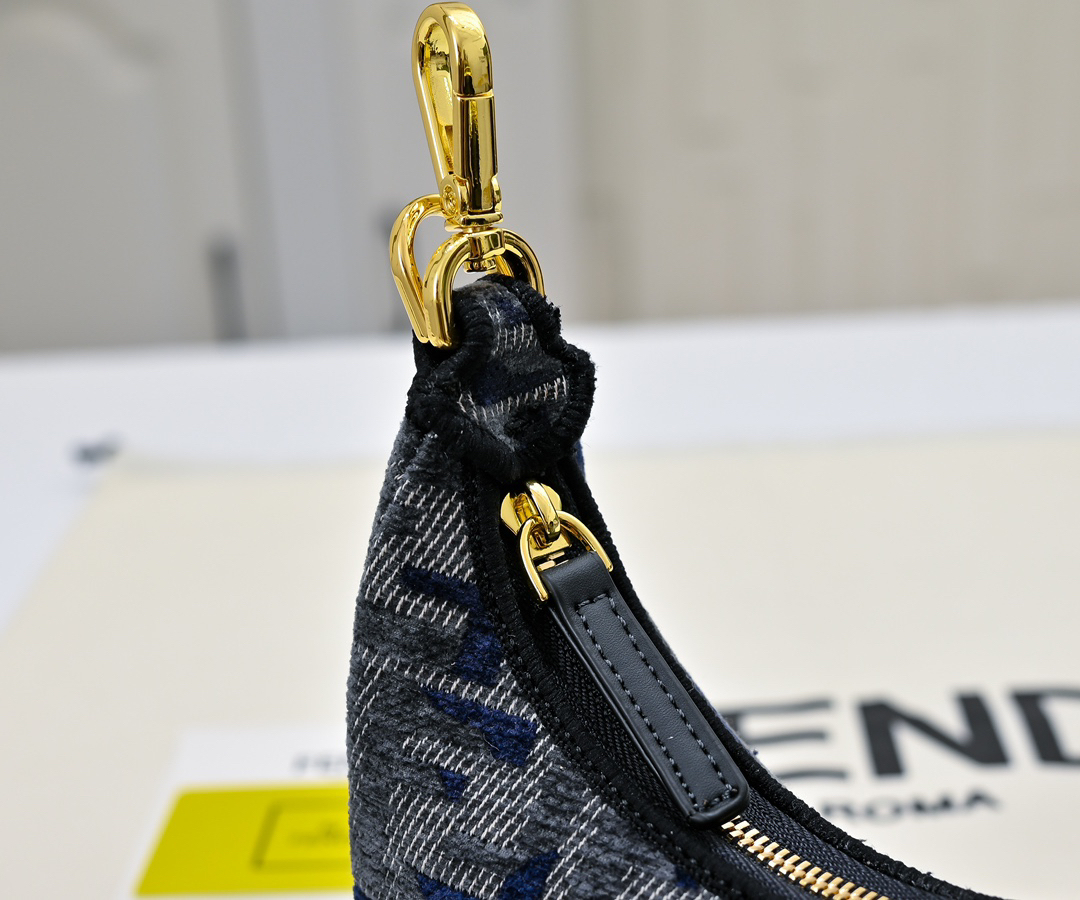 フェンディ「Fendi」Fendigraphyナノサイズ ホボバッグ