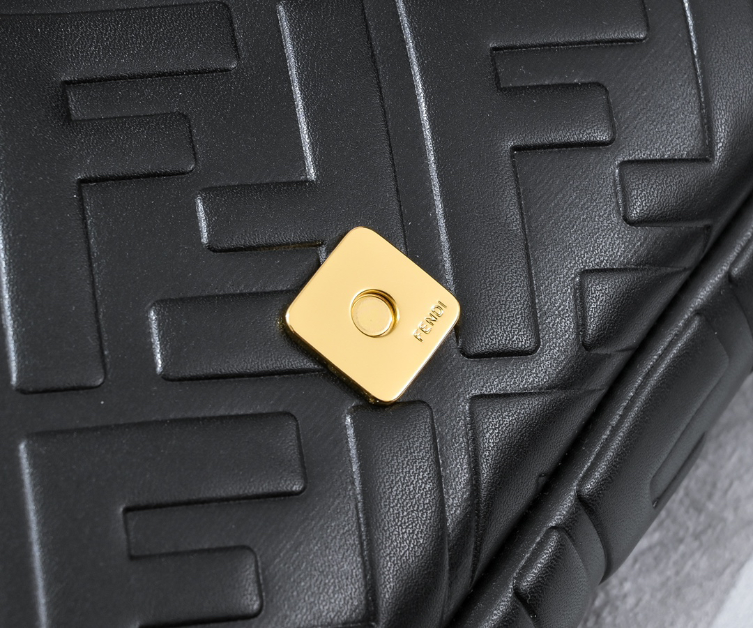 フェンディ「Fendi」Baguette レザー ショルダーバッグ