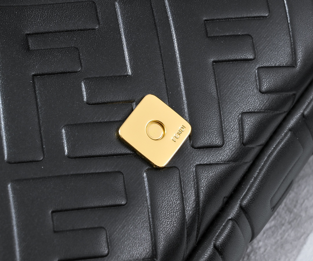 フェンディ「Fendi」Baguette レザー ショルダーバッグ