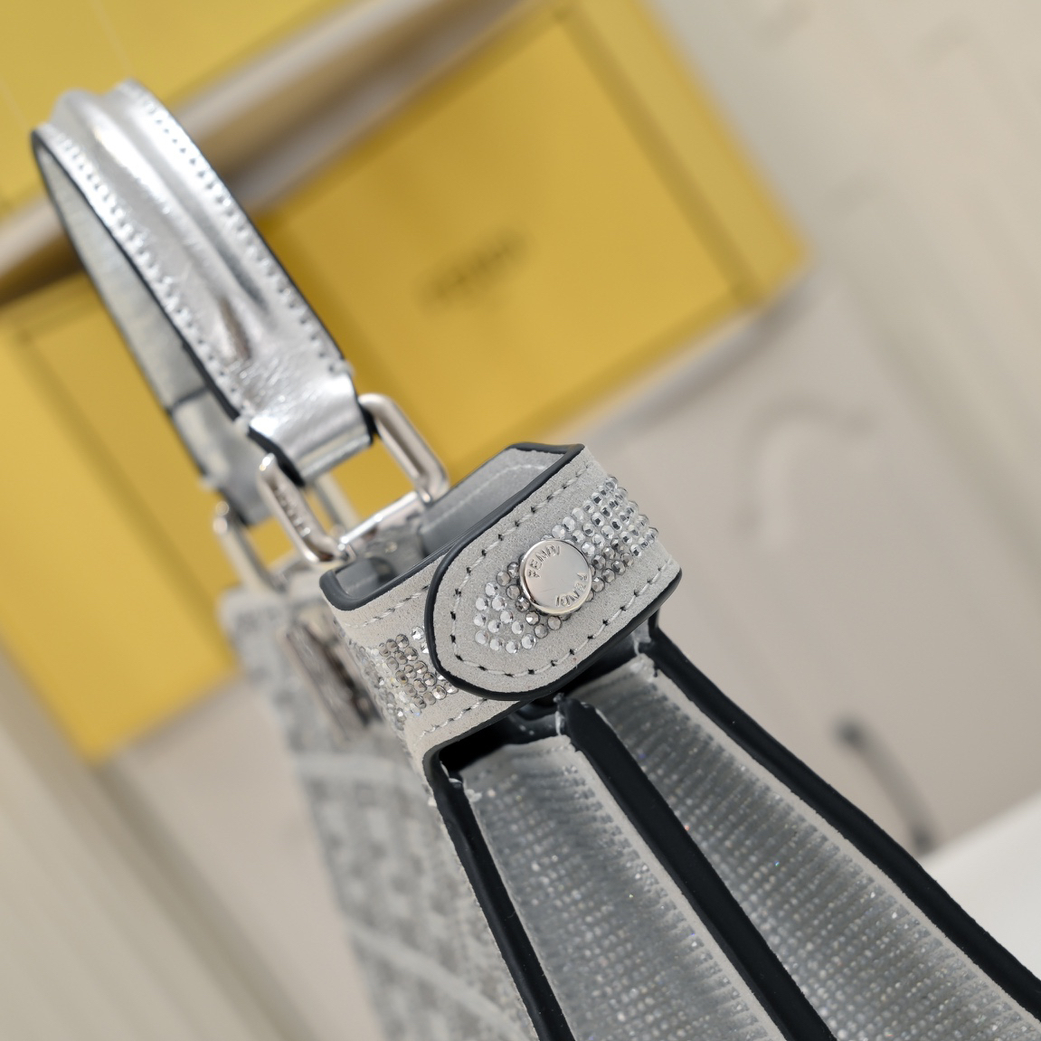 フェンディ「Fendi」Peekaboo ISeeU スモール ショルダーバッグ