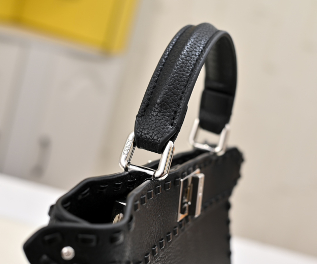 フェンディ「Fendi」Peekaboo Petite スモール ショルダーバッグ