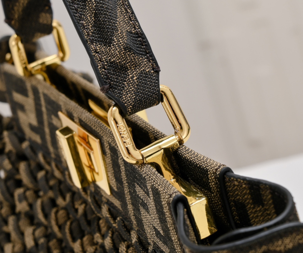 フェンディ「Fendi」Peekaboo ISeeU ミニ ショルダーバッグ