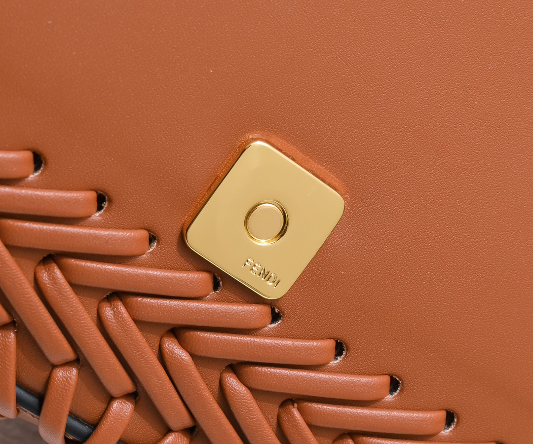 フェンディ「Fendi」 Baguette メディウム レザー ショルダーバッグ