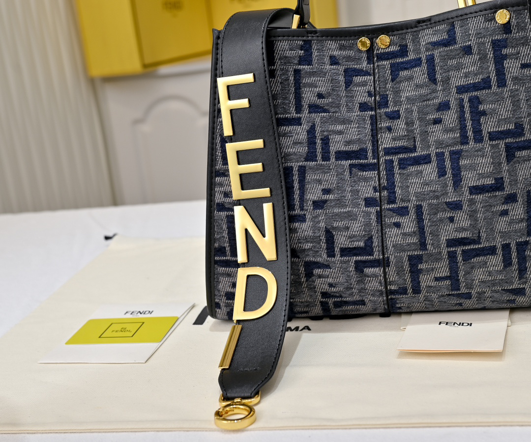 フェンディ「Fendi」Peekaboo X-Lite メディウム ショルダーバッグ