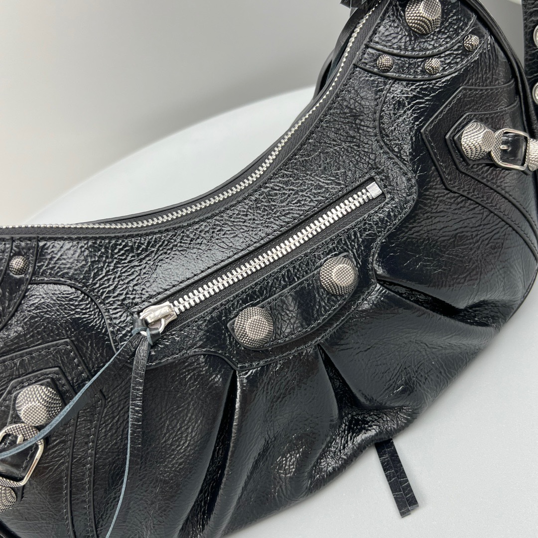 バレンシアガ「Balenciaga」 LE CAGOLE 半月型ショルダーバッグ