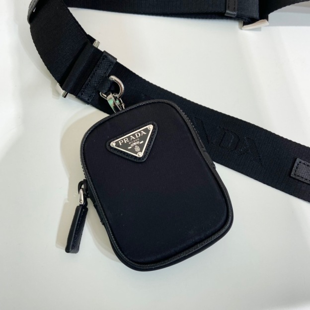 プラダ「Prada」 リエディション2005 サフィアーノレザー 3-in-1バッグ