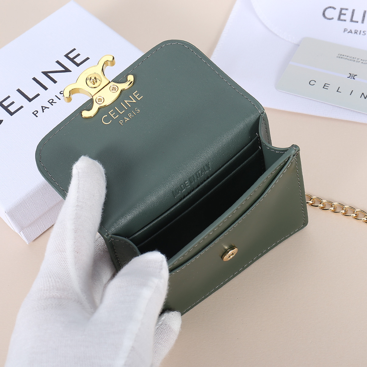 セリーヌ「Celine」新作 チェーン付き TRIOMPHE カードケース