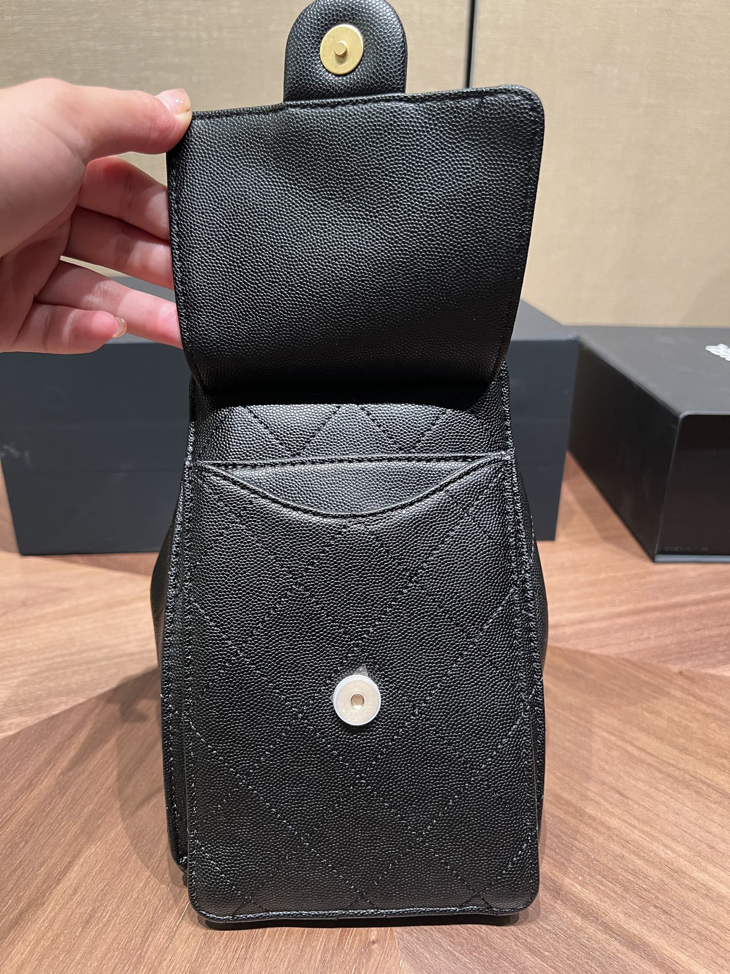 シャネル「Chanel」25S キャビアレザー ドローストリング バケットバッグ ブラック＆ゴールド