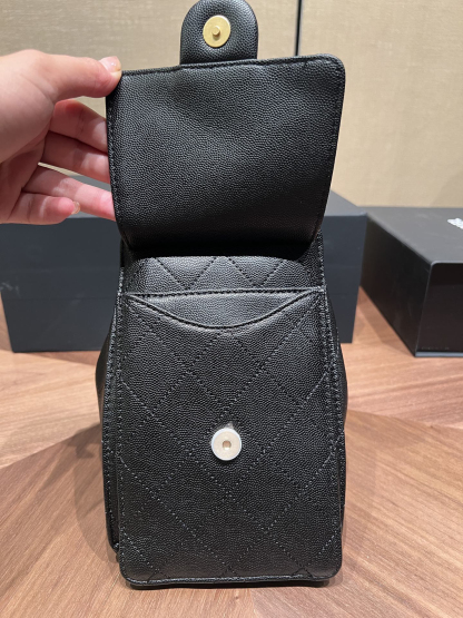 シャネル「Chanel」25S キャビアレザー ドローストリング バケットバッグ ブラック＆ゴールド