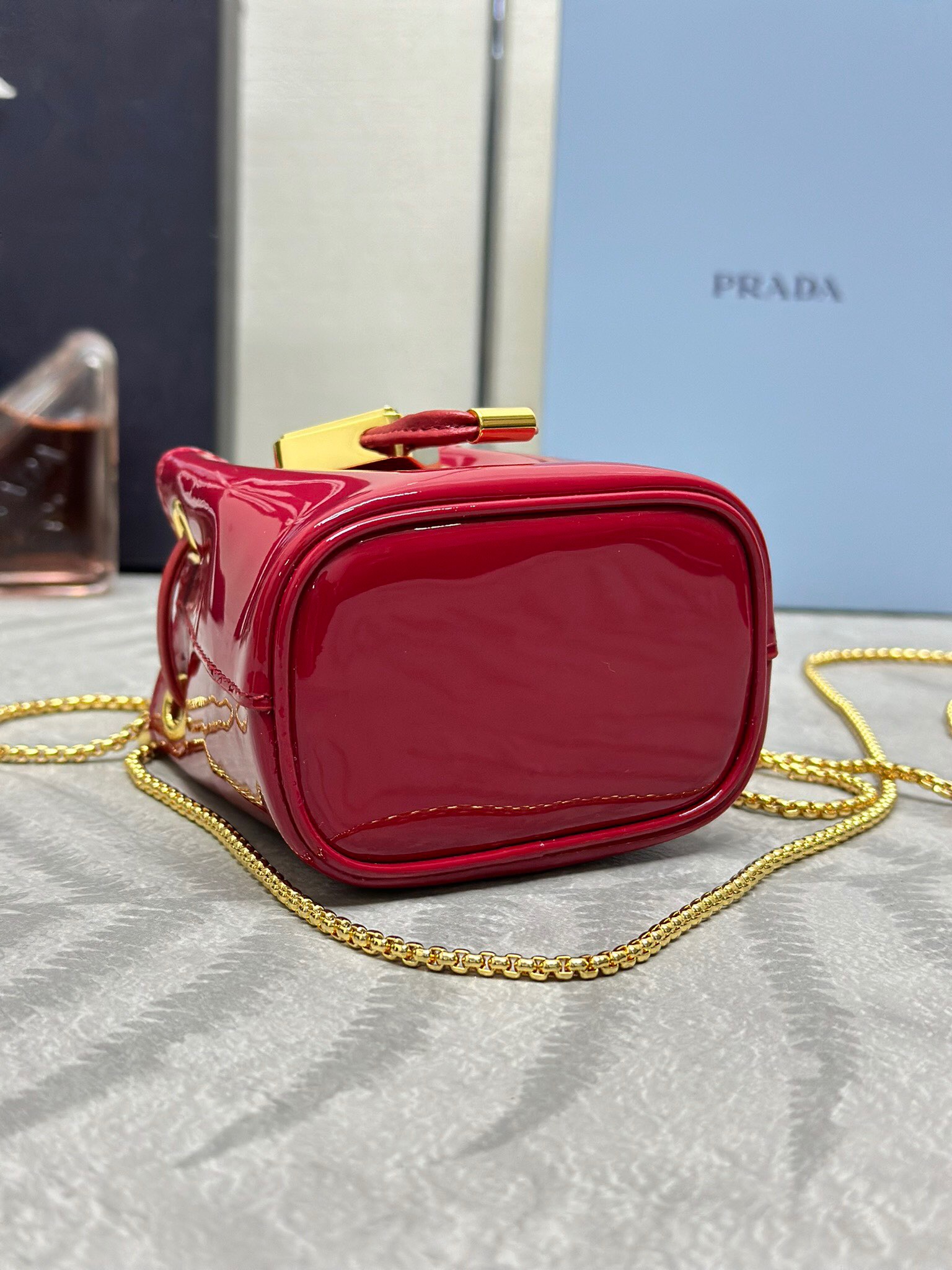 プラダ「Prada」 ラッカードレンチバッグ