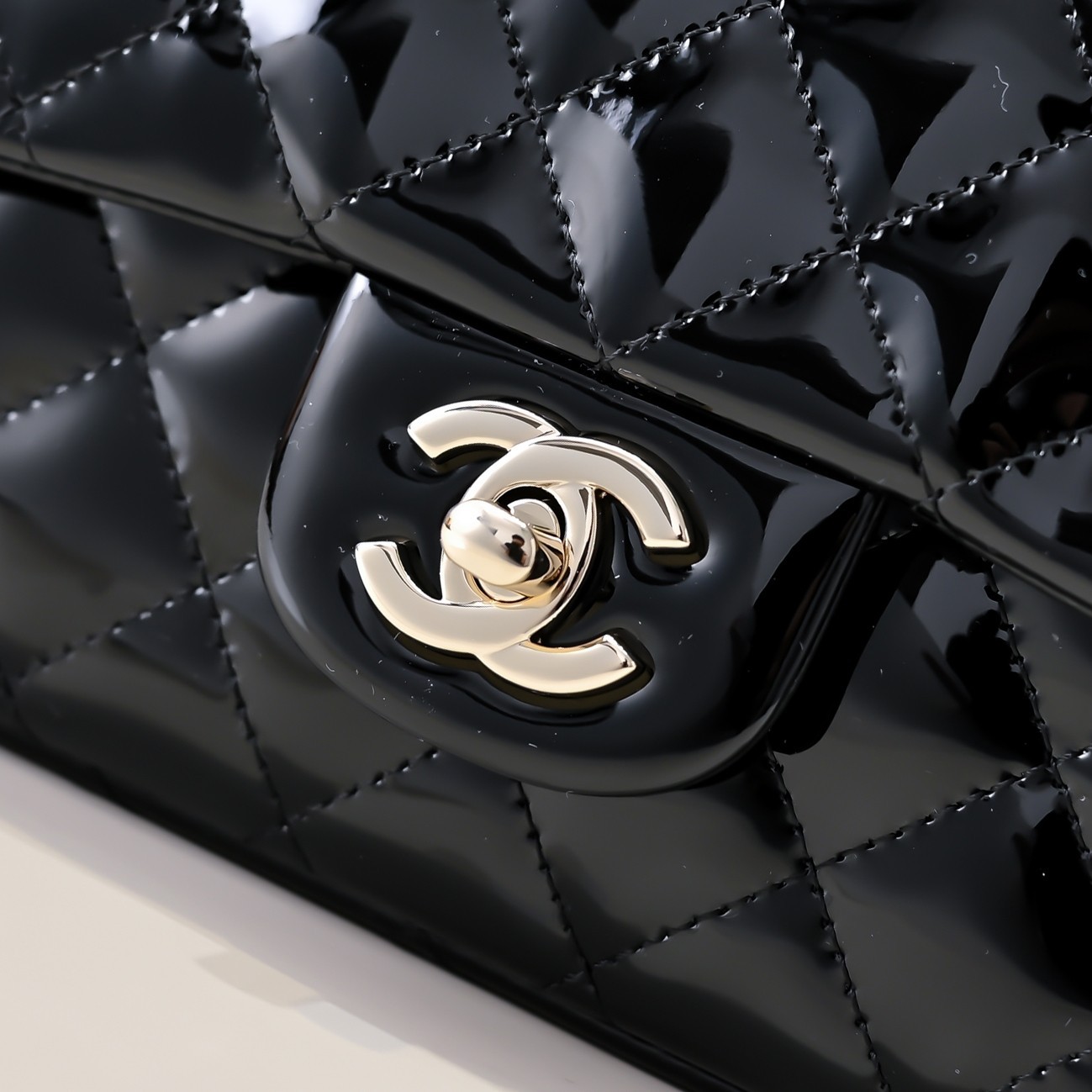シャネル「Chanel」24SS ラムレザー ブラック チェーンショルダーバッグ レディース ミニバッグ