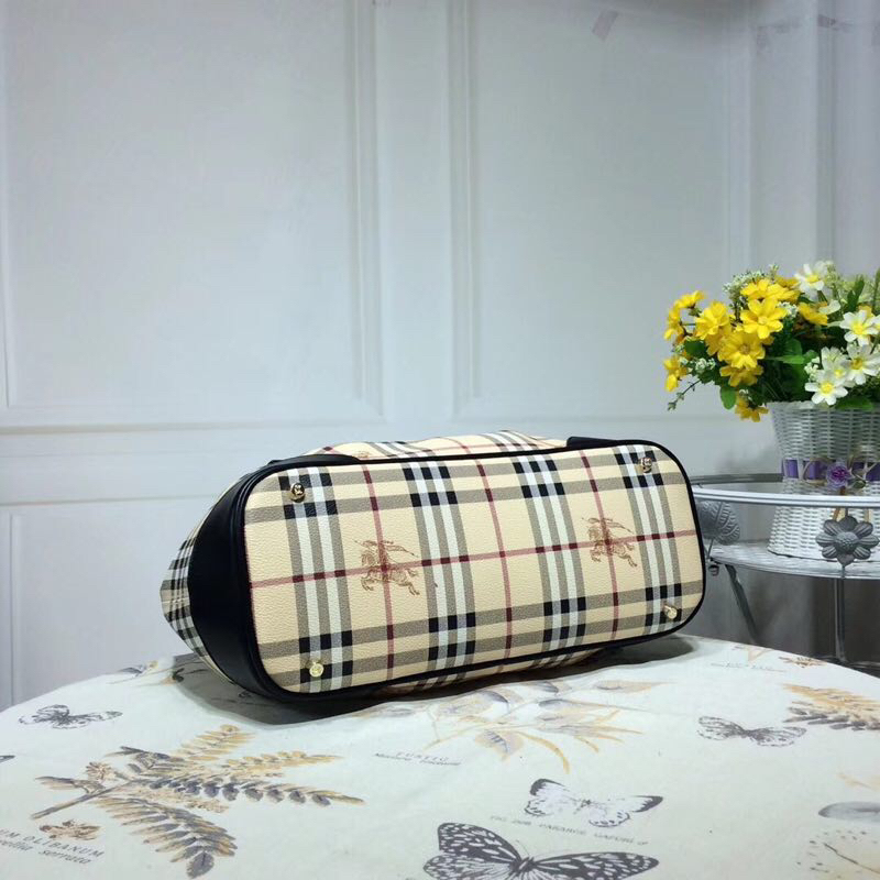 バーバリー「Burberry」アーリースプリング シグネチャー サドルバッグ