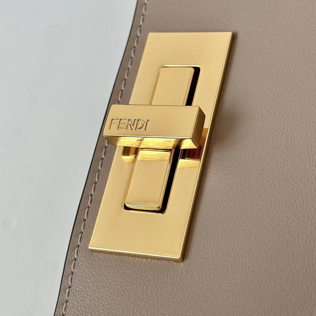 フェンディ「Fendi」  ピーカブー ミディアム ショルダーバッグ