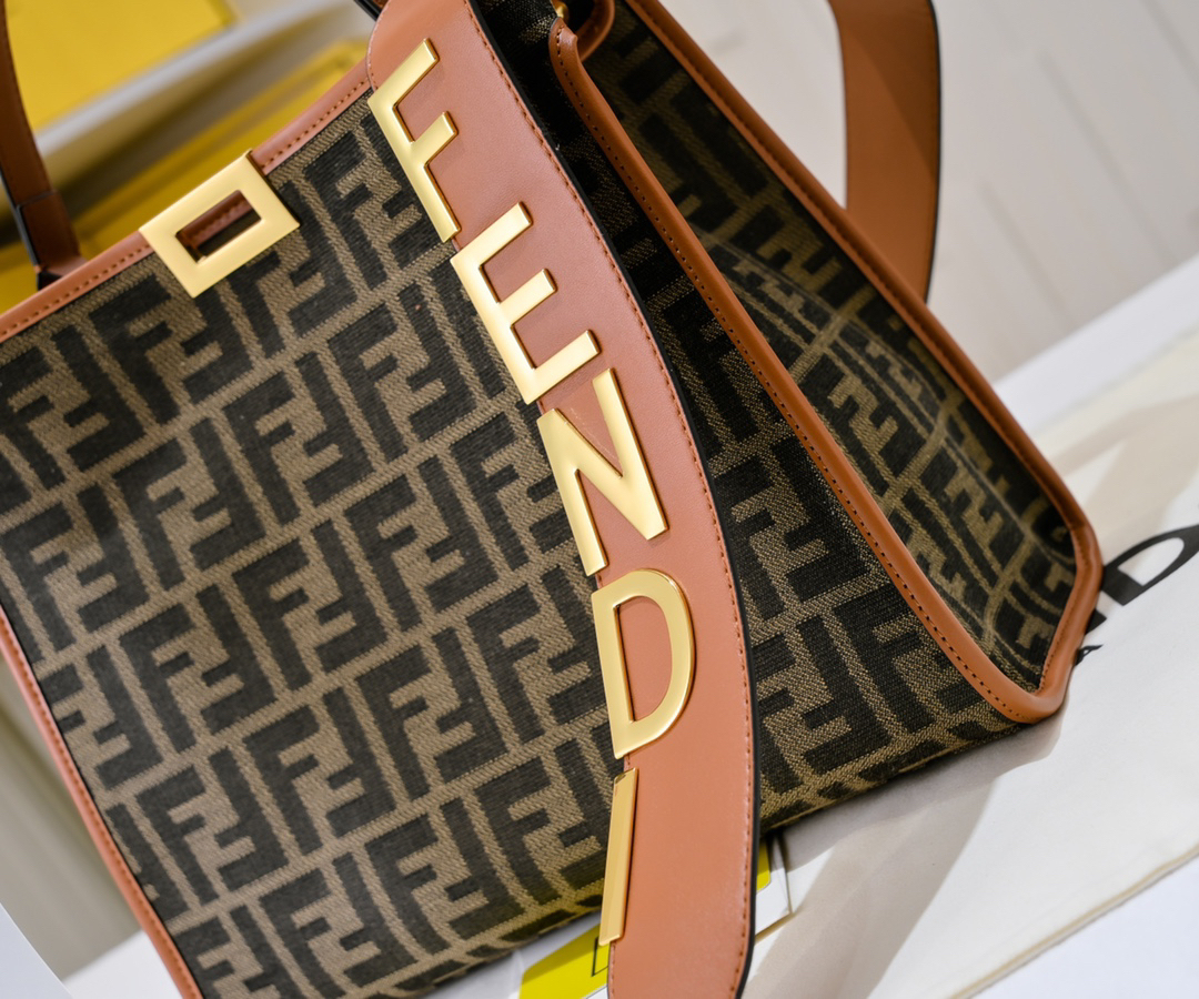 フェンディ「Fendi」  ピーカブー コレクション レザーショルダーバッグ